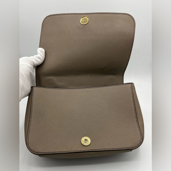 Tory Burch Tan Crossbody Purse with Adjustable Gold-Toned Chain Strap. - Picture 4 of 11